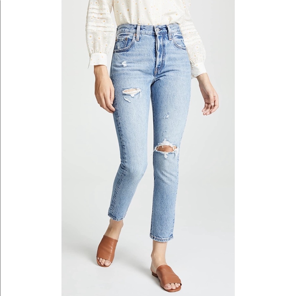 Great condition! Levi’s 501 Skinny Distressed Jeans in Can’t Touch This. Size 27